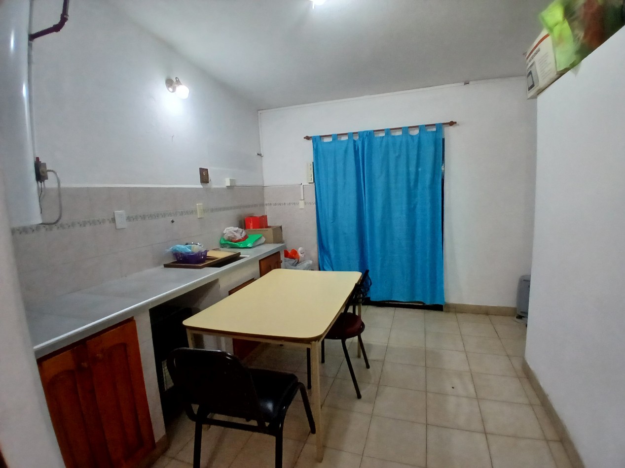 VILLA ADELA: VENDO IMPORTANTE CASA CON 2 DEPARTAMENTOS INTERNOS, IDEAL GERIATRICO O CONSULTORIOS MEDICOS