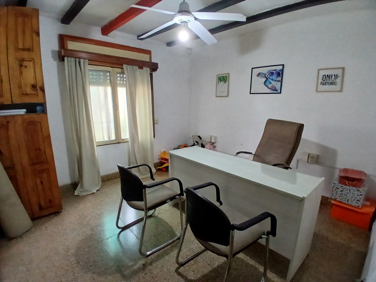 VILLA ADELA: VENDO IMPORTANTE CASA CON 2 DEPARTAMENTOS INTERNOS, IDEAL GERIATRICO O CONSULTORIOS MEDICOS
