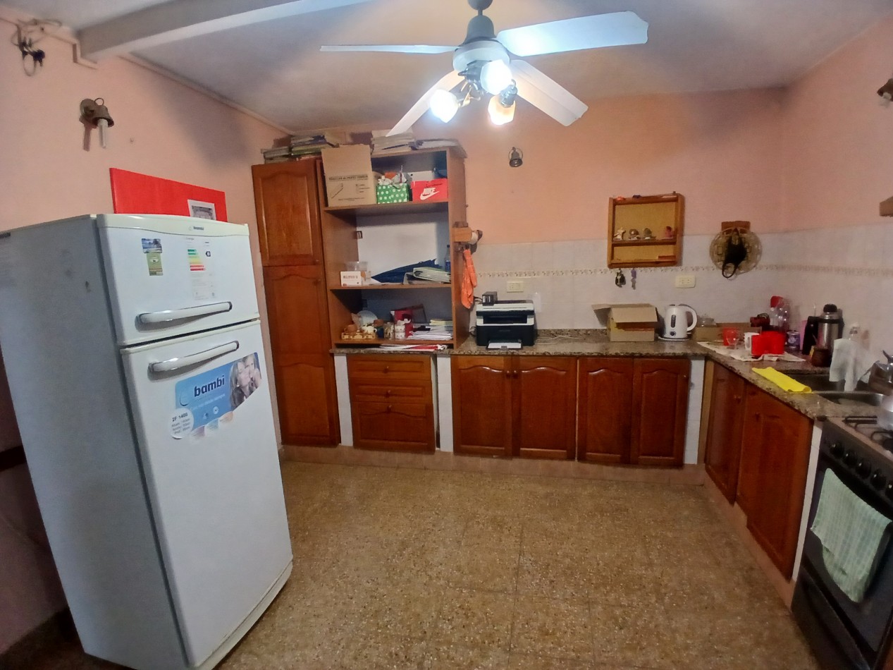 VILLA ADELA: VENDO IMPORTANTE CASA CON 2 DEPARTAMENTOS INTERNOS, IDEAL GERIATRICO O CONSULTORIOS MEDICOS