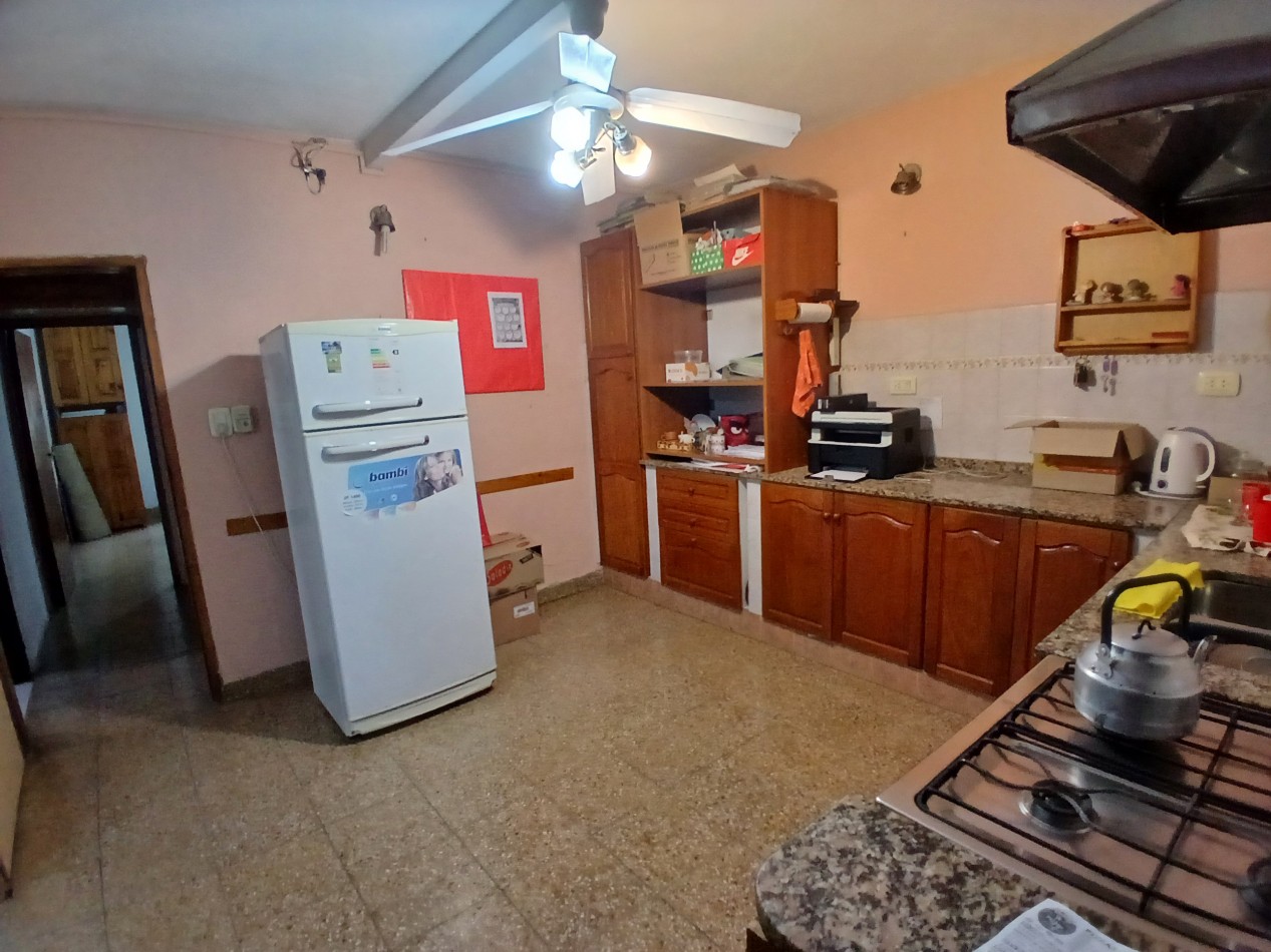 VILLA ADELA: VENDO IMPORTANTE CASA CON 2 DEPARTAMENTOS INTERNOS, IDEAL GERIATRICO O CONSULTORIOS MEDICOS