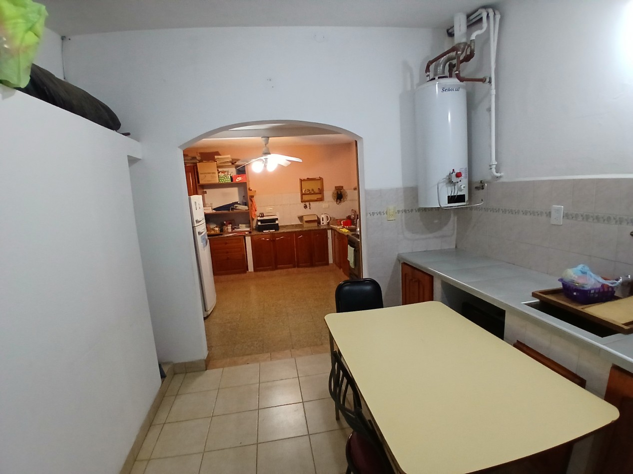 VILLA ADELA: VENDO IMPORTANTE CASA CON 2 DEPARTAMENTOS INTERNOS, IDEAL GERIATRICO O CONSULTORIOS MEDICOS