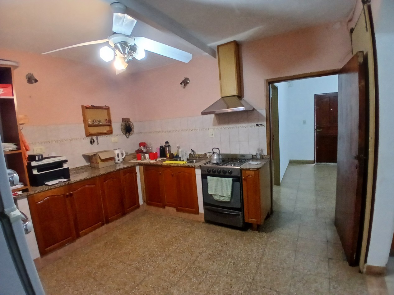 VILLA ADELA: VENDO IMPORTANTE CASA CON 2 DEPARTAMENTOS INTERNOS, IDEAL GERIATRICO O CONSULTORIOS MEDICOS