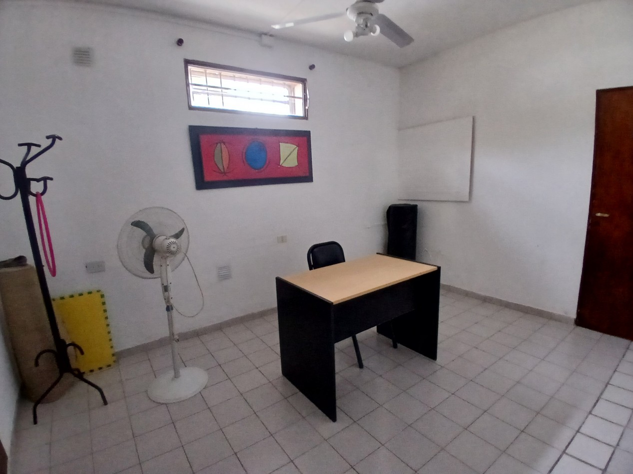 VILLA ADELA: VENDO IMPORTANTE CASA CON 2 DEPARTAMENTOS INTERNOS, IDEAL GERIATRICO O CONSULTORIOS MEDICOS