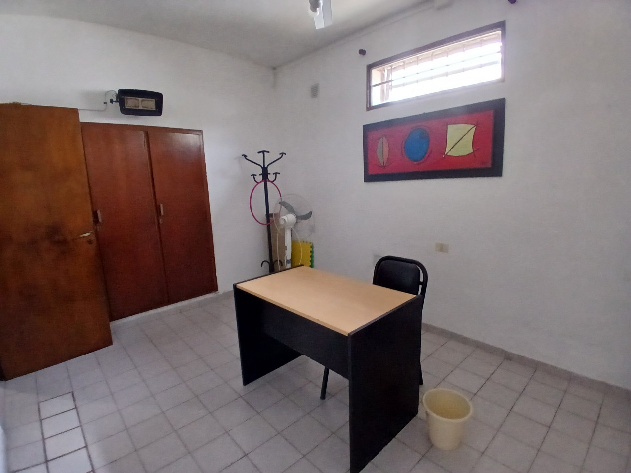 VILLA ADELA: VENDO IMPORTANTE CASA CON 2 DEPARTAMENTOS INTERNOS, IDEAL GERIATRICO O CONSULTORIOS MEDICOS