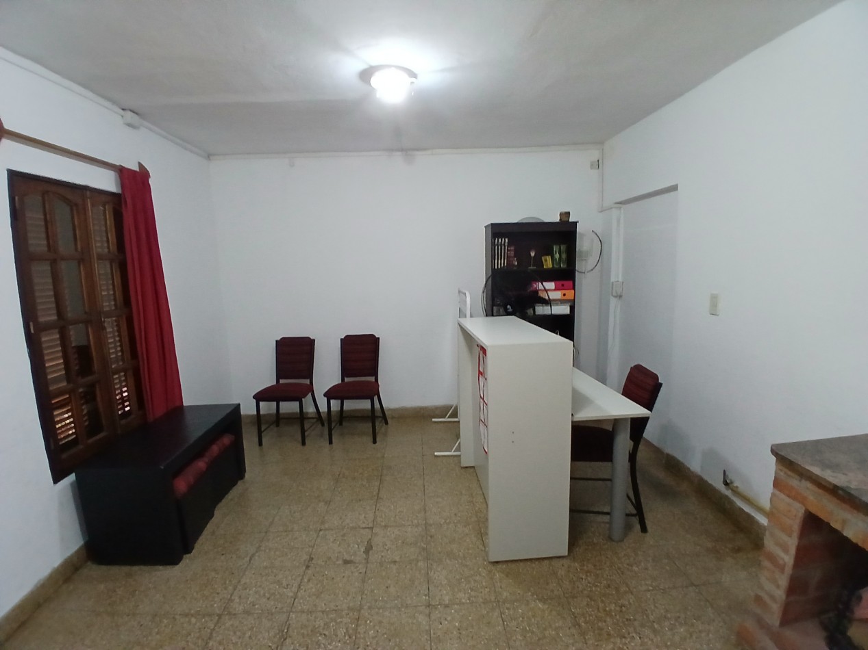 VILLA ADELA: VENDO IMPORTANTE CASA CON 2 DEPARTAMENTOS INTERNOS, IDEAL GERIATRICO O CONSULTORIOS MEDICOS