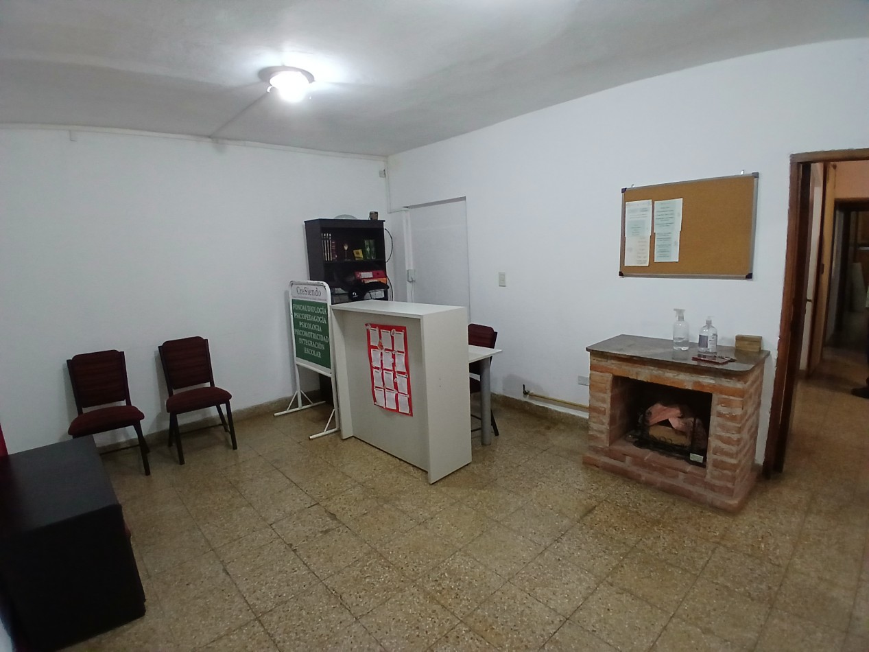 VILLA ADELA: VENDO IMPORTANTE CASA CON 2 DEPARTAMENTOS INTERNOS, IDEAL GERIATRICO O CONSULTORIOS MEDICOS