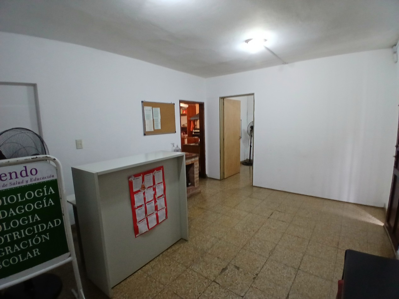 VILLA ADELA: VENDO IMPORTANTE CASA CON 2 DEPARTAMENTOS INTERNOS, IDEAL GERIATRICO O CONSULTORIOS MEDICOS