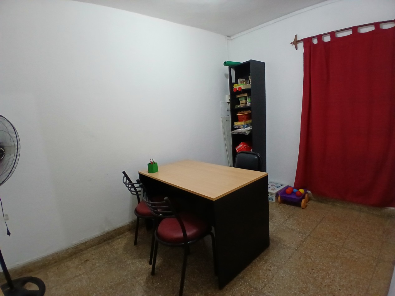 VILLA ADELA: VENDO IMPORTANTE CASA CON 2 DEPARTAMENTOS INTERNOS, IDEAL GERIATRICO O CONSULTORIOS MEDICOS