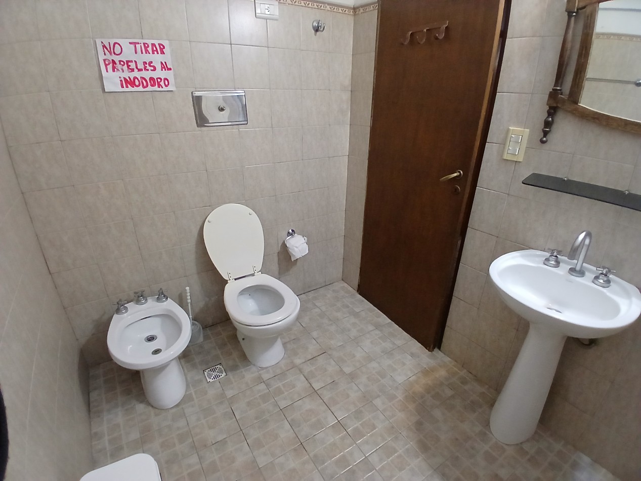 VILLA ADELA: VENDO IMPORTANTE CASA CON 2 DEPARTAMENTOS INTERNOS, IDEAL GERIATRICO O CONSULTORIOS MEDICOS