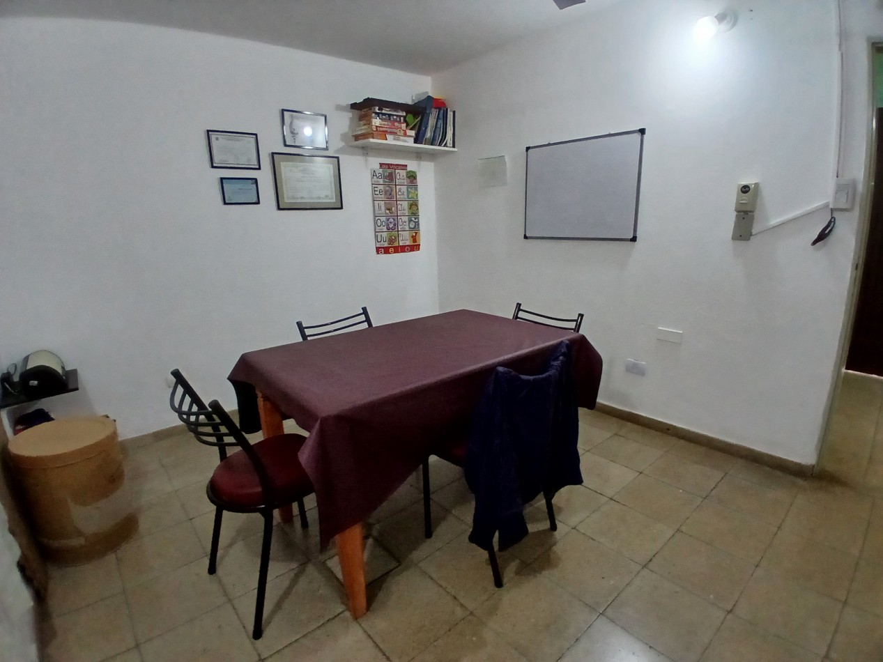 VILLA ADELA: VENDO IMPORTANTE CASA CON 2 DEPARTAMENTOS INTERNOS, IDEAL GERIATRICO O CONSULTORIOS MEDICOS