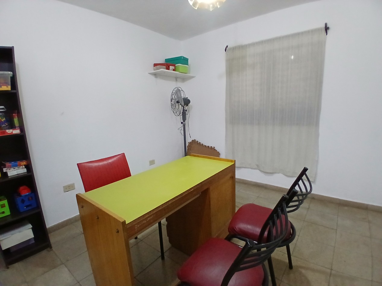 VILLA ADELA: VENDO IMPORTANTE CASA CON 2 DEPARTAMENTOS INTERNOS, IDEAL GERIATRICO O CONSULTORIOS MEDICOS