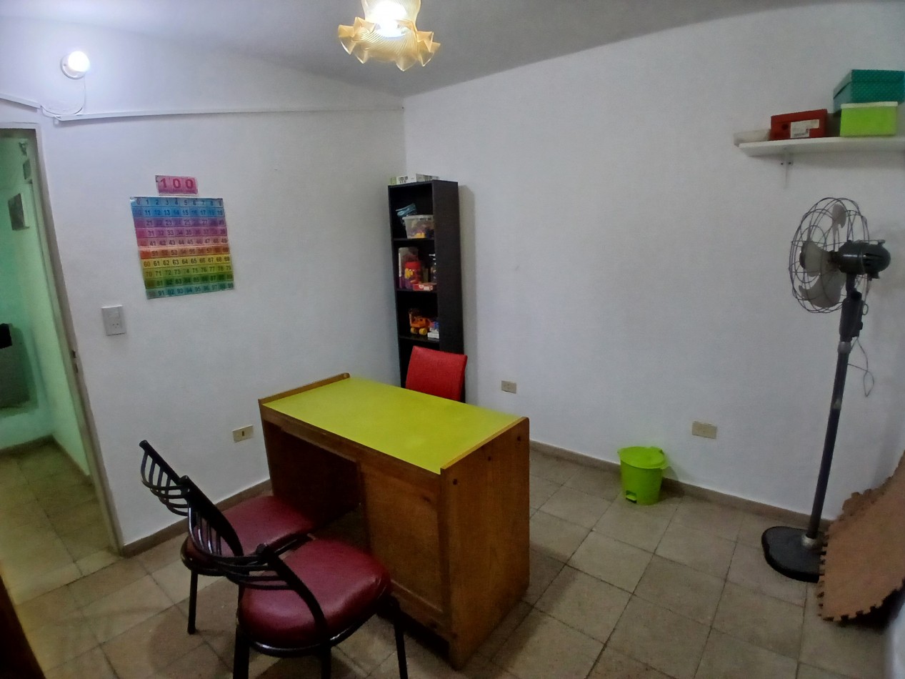 VILLA ADELA: VENDO IMPORTANTE CASA CON 2 DEPARTAMENTOS INTERNOS, IDEAL GERIATRICO O CONSULTORIOS MEDICOS