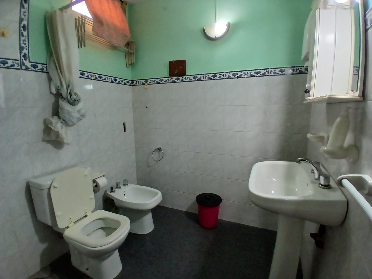 VILLA ADELA: VENDO IMPORTANTE CASA CON 2 DEPARTAMENTOS INTERNOS, IDEAL GERIATRICO O CONSULTORIOS MEDICOS