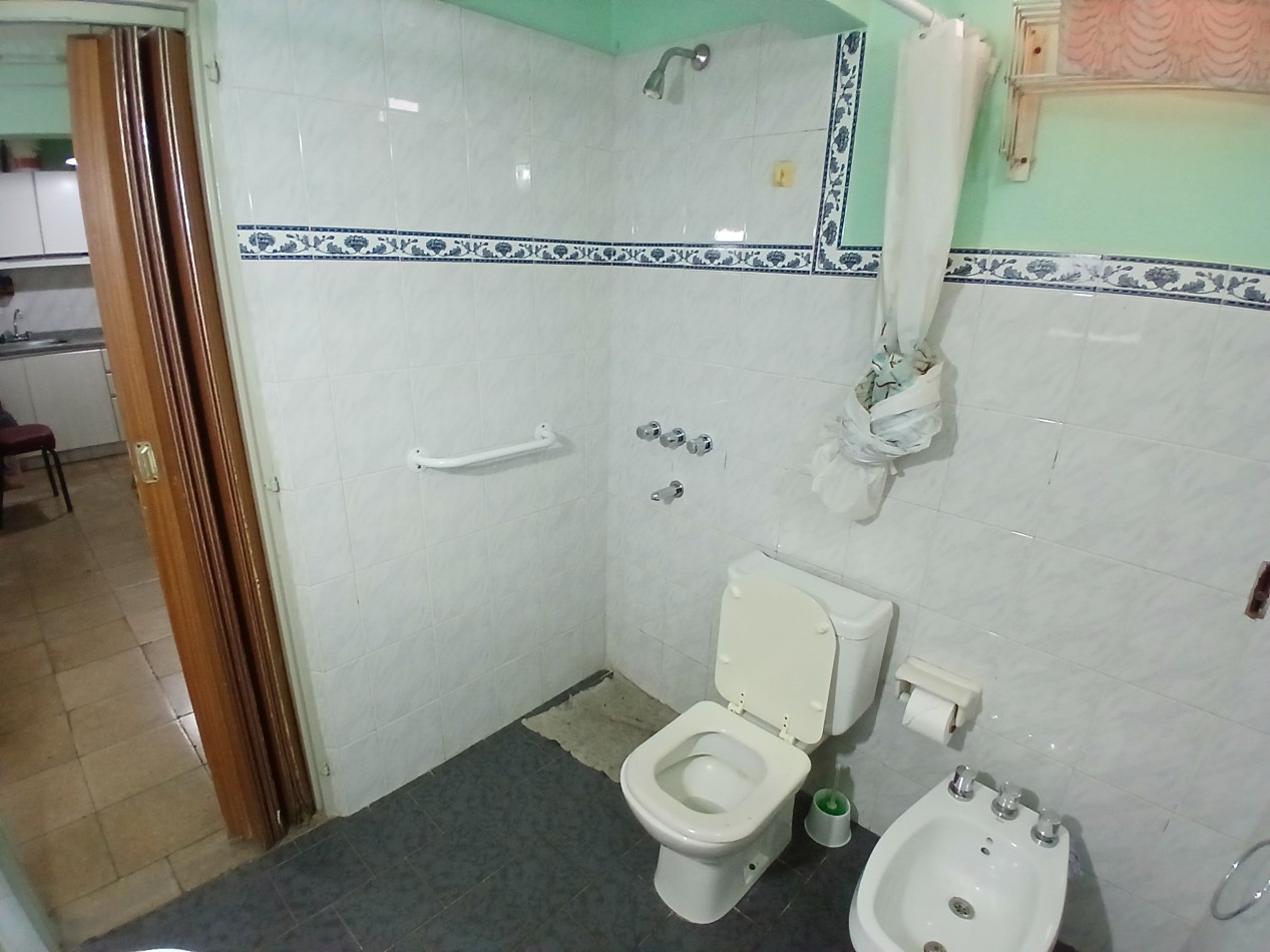 VILLA ADELA: VENDO IMPORTANTE CASA CON 2 DEPARTAMENTOS INTERNOS, IDEAL GERIATRICO O CONSULTORIOS MEDICOS