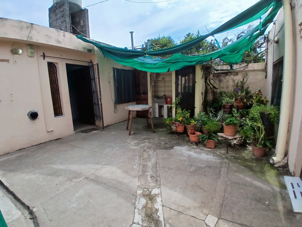 VILLA ADELA: VENDO IMPORTANTE CASA CON 2 DEPARTAMENTOS INTERNOS, IDEAL GERIATRICO O CONSULTORIOS MEDICOS