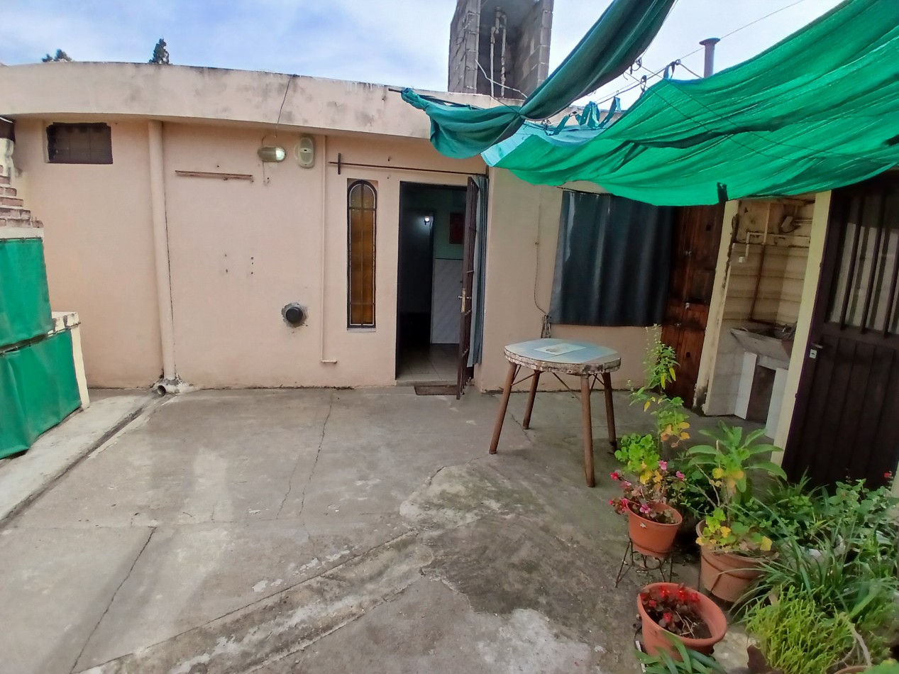 VILLA ADELA: VENDO IMPORTANTE CASA CON 2 DEPARTAMENTOS INTERNOS, IDEAL GERIATRICO O CONSULTORIOS MEDICOS