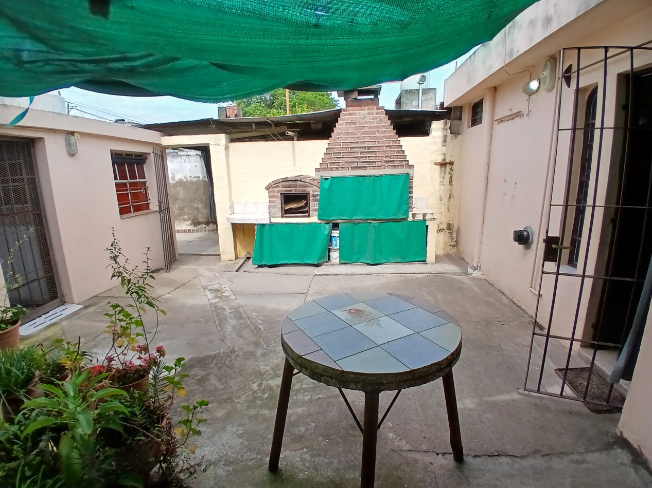 VILLA ADELA: VENDO IMPORTANTE CASA CON 2 DEPARTAMENTOS INTERNOS, IDEAL GERIATRICO O CONSULTORIOS MEDICOS