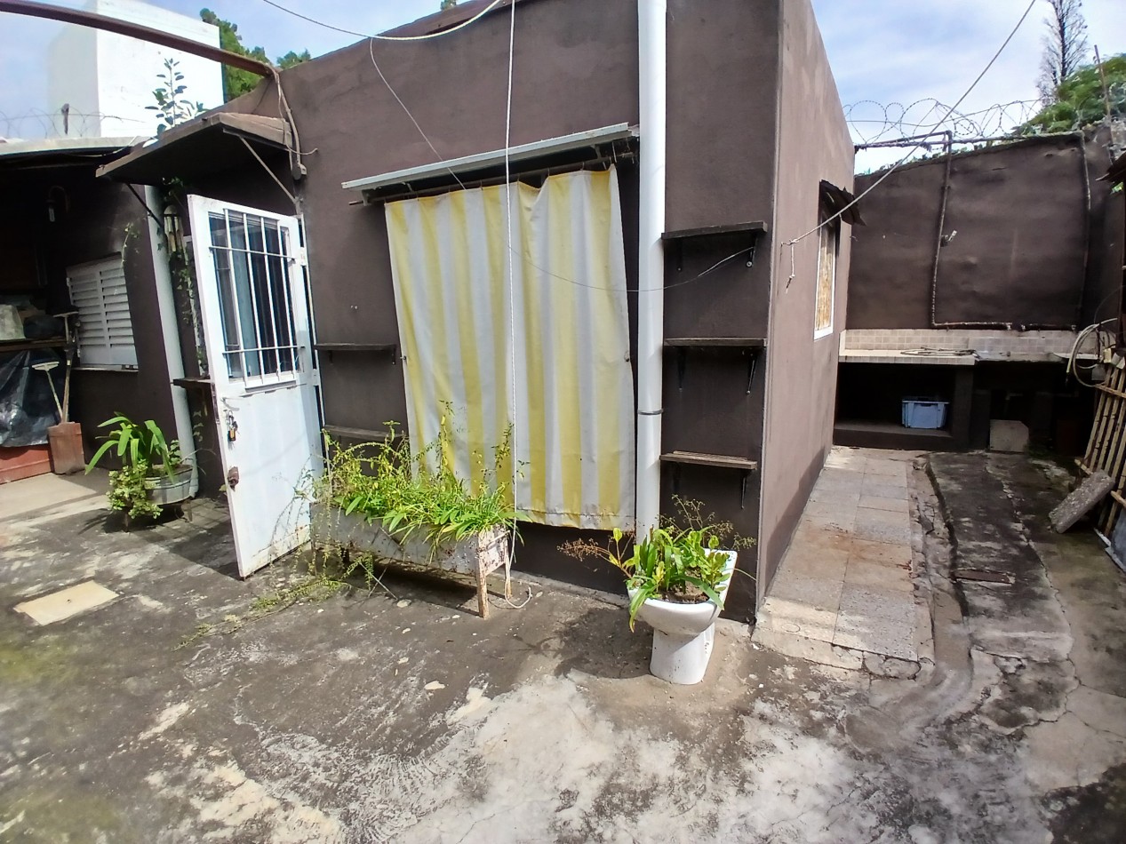 VILLA ADELA: VENDO IMPORTANTE CASA CON 2 DEPARTAMENTOS INTERNOS, IDEAL GERIATRICO O CONSULTORIOS MEDICOS