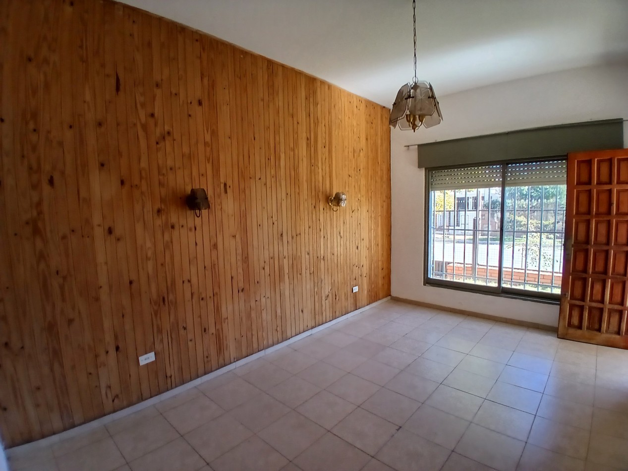 B° SAN RAFAEL: ALQUILO HERMOSA CASA DE 2/3 DORMITORIOS CON PATIO Y COCHERA DOBLE