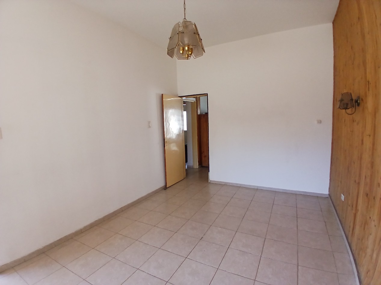 B° SAN RAFAEL: ALQUILO HERMOSA CASA DE 2/3 DORMITORIOS CON PATIO Y COCHERA DOBLE