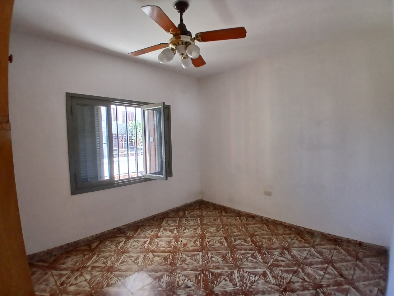 B° SAN RAFAEL: ALQUILO HERMOSA CASA DE 2/3 DORMITORIOS CON PATIO Y COCHERA DOBLE