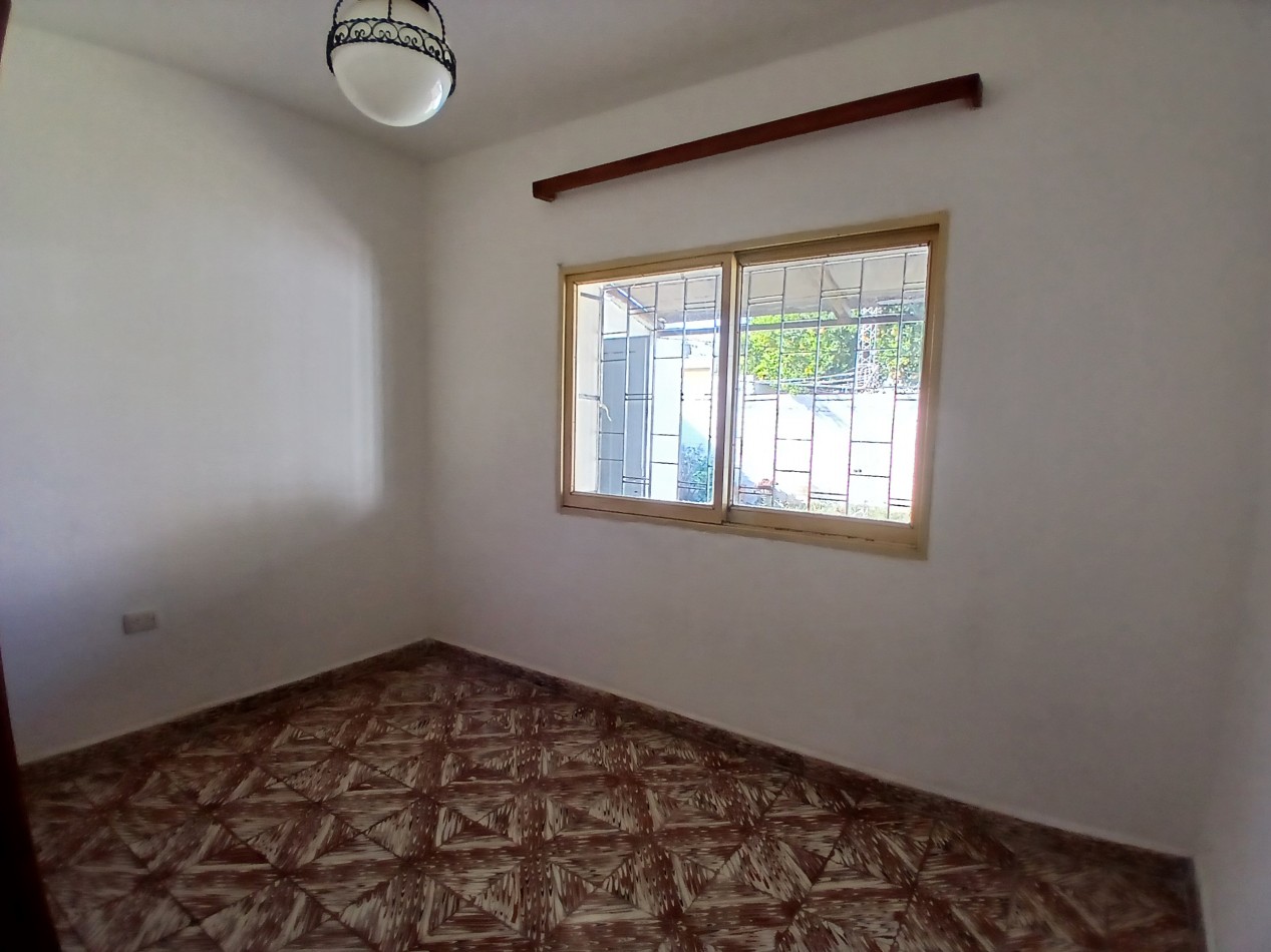B° SAN RAFAEL: ALQUILO HERMOSA CASA DE 2/3 DORMITORIOS CON PATIO Y COCHERA DOBLE