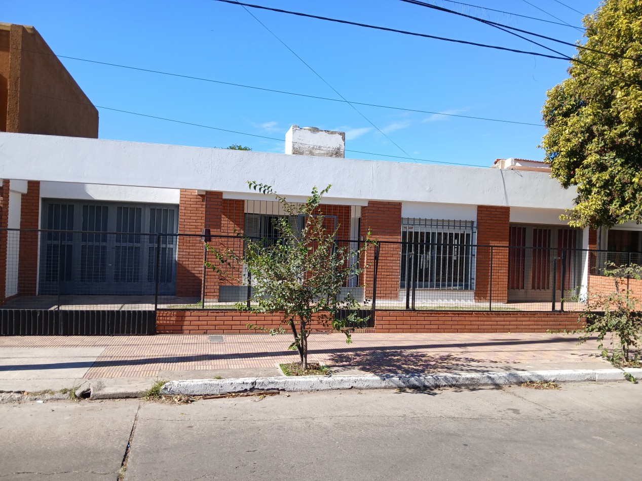 B° SAN RAFAEL: ALQUILO HERMOSA CASA DE 2/3 DORMITORIOS CON PATIO Y COCHERA DOBLE