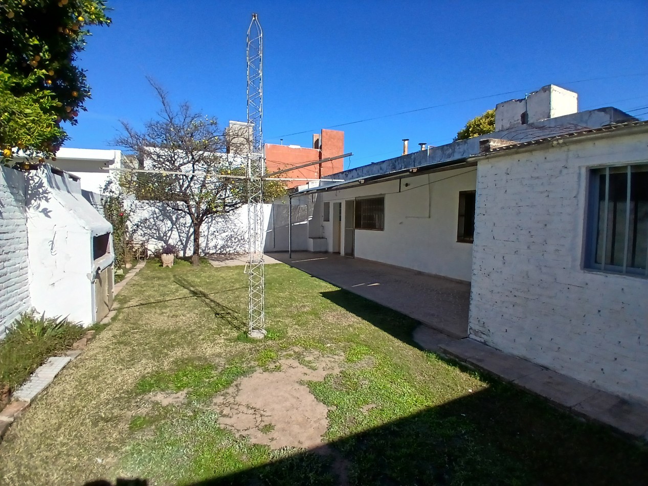 B° SAN RAFAEL: ALQUILO HERMOSA CASA DE 2/3 DORMITORIOS CON PATIO Y COCHERA DOBLE
