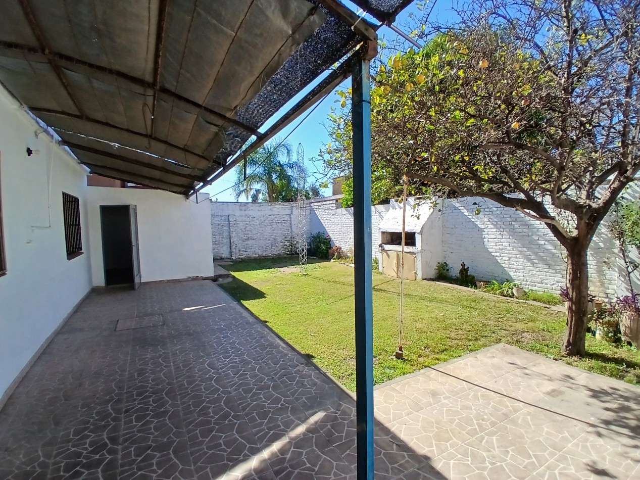 B° SAN RAFAEL: ALQUILO HERMOSA CASA DE 2/3 DORMITORIOS CON PATIO Y COCHERA DOBLE