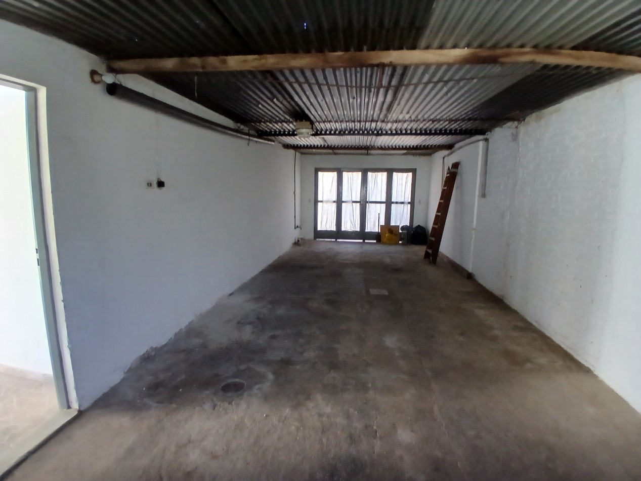 B° SAN RAFAEL: ALQUILO HERMOSA CASA DE 2/3 DORMITORIOS CON PATIO Y COCHERA DOBLE