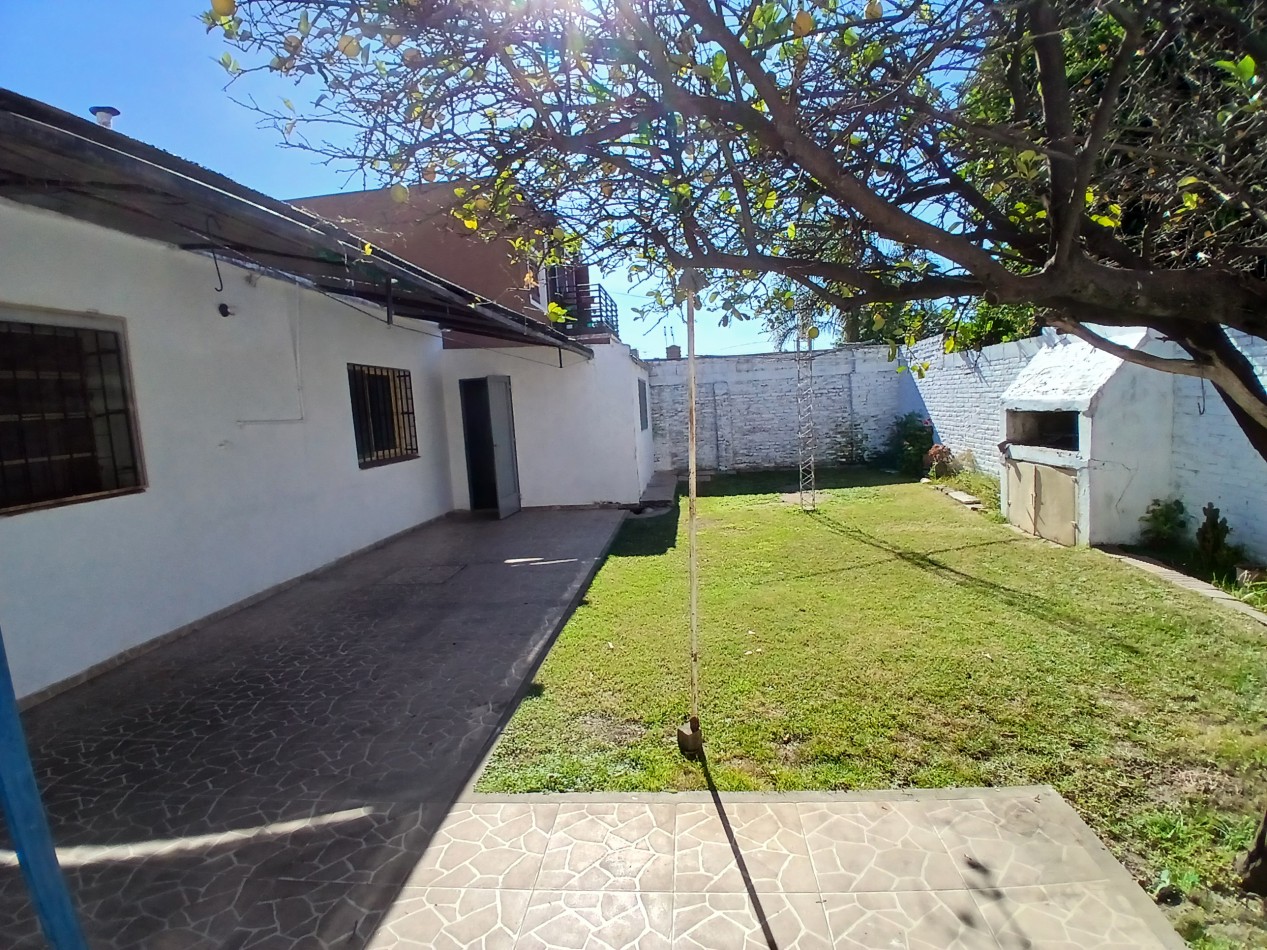 B° SAN RAFAEL: ALQUILO HERMOSA CASA DE 2/3 DORMITORIOS CON PATIO Y COCHERA DOBLE