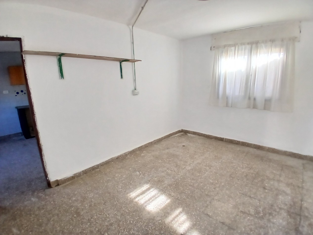 B° MARIANO FRAGUEIRO: ALQUILO DEPTO SENCILLO DE 2 DORMITORIOS CON PATIO Y ENTRADA PARA AUTOS