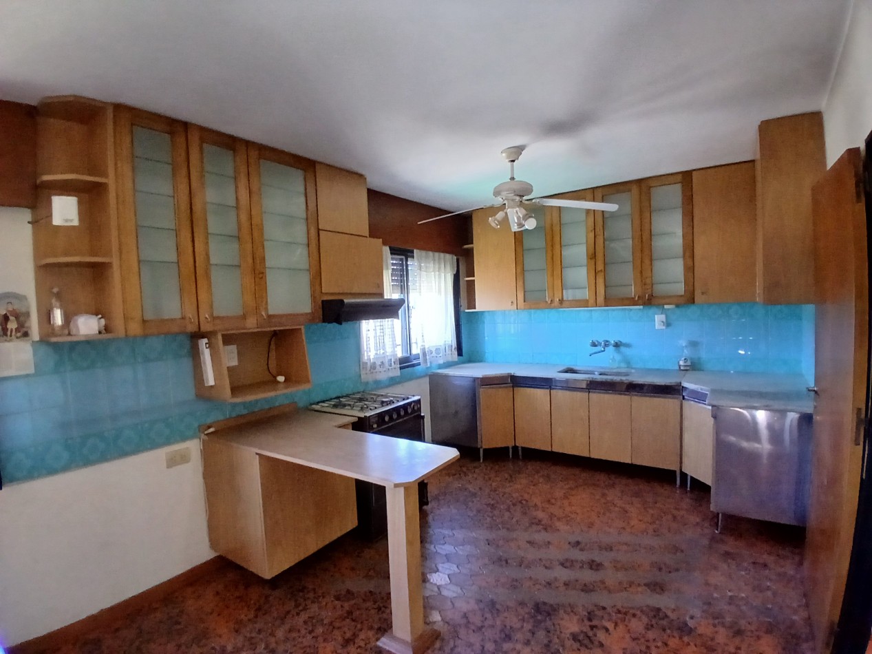 IDEAL INVERSOR: VENDO IMPONENTE CASA DE 4 DORMITORIOS+ DEPTO DE 1 DORMITORIO+ GALPON  A METROS DE CIRCUNVALACION Y AVDA. FUERZA AEREA