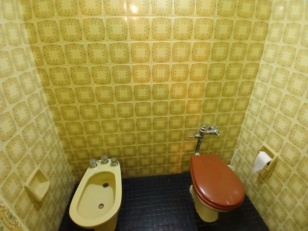 IDEAL INVERSOR: VENDO IMPONENTE CASA DE 4 DORMITORIOS+ DEPTO DE 1 DORMITORIO+ GALPON  A METROS DE CIRCUNVALACION Y AVDA. FUERZA AEREA