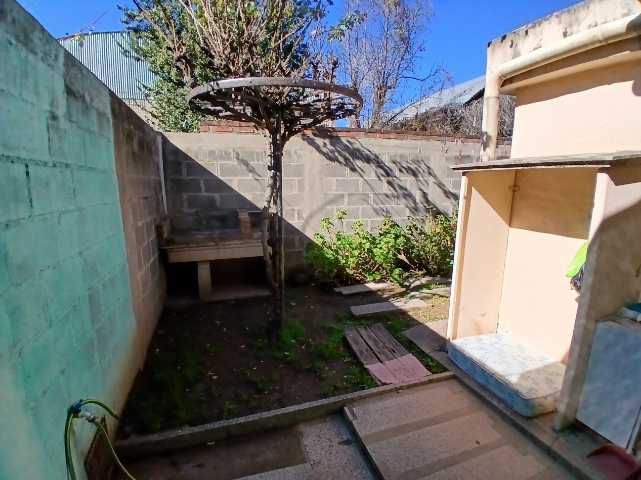 IDEAL INVERSOR: VENDO IMPONENTE CASA DE 4 DORMITORIOS+ DEPTO DE 1 DORMITORIO+ GALPON  A METROS DE CIRCUNVALACION Y AVDA. FUERZA AEREA