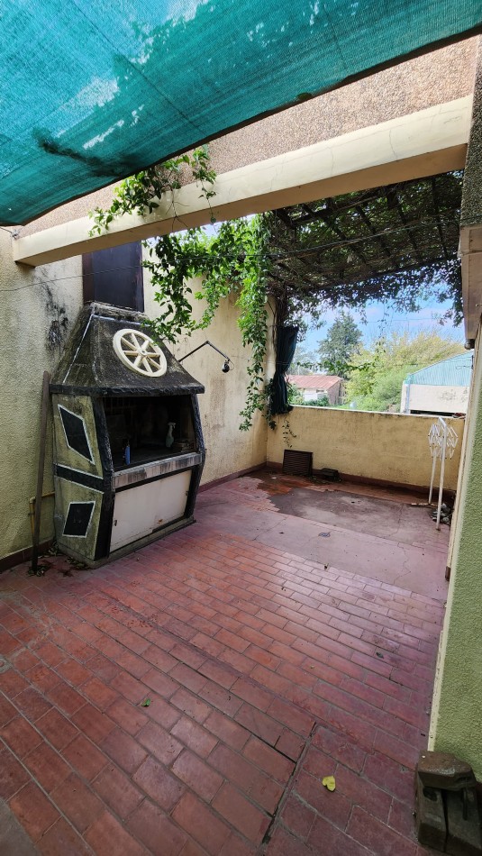 IDEAL INVERSOR: VENDO IMPONENTE CASA DE 4 DORMITORIOS+ DEPTO DE 1 DORMITORIO+ GALPON  A METROS DE CIRCUNVALACION Y AVDA. FUERZA AEREA