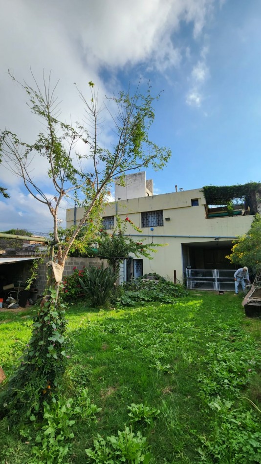 IDEAL INVERSOR: VENDO IMPONENTE CASA DE 4 DORMITORIOS+ DEPTO DE 1 DORMITORIO+ GALPON  A METROS DE CIRCUNVALACION Y AVDA. FUERZA AEREA