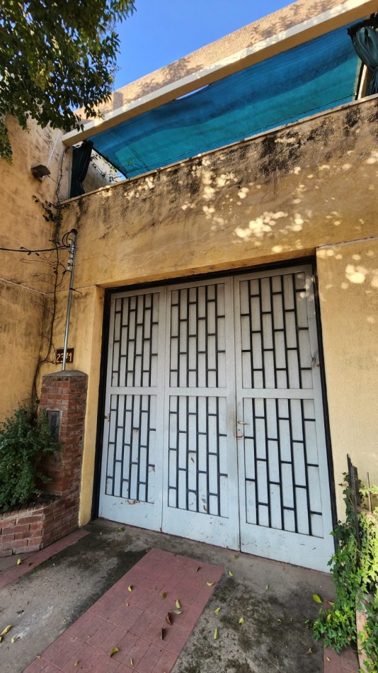 IDEAL INVERSOR: VENDO IMPONENTE CASA DE 4 DORMITORIOS+ DEPTO DE 1 DORMITORIO+ GALPON  A METROS DE CIRCUNVALACION Y AVDA. FUERZA AEREA