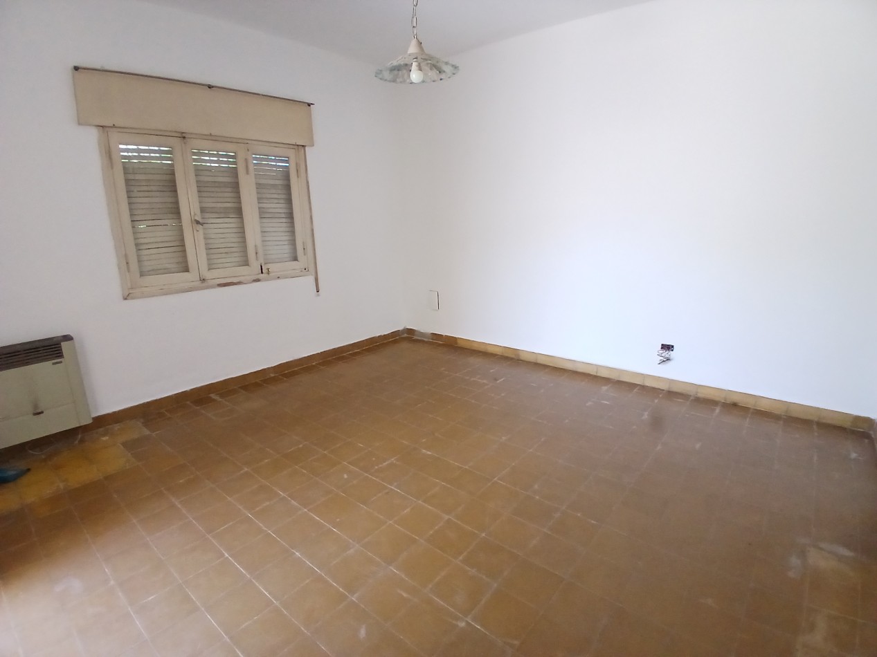 B° CENTROAMERICA: VENDO CASA DE 2 DORMITORIOS PARA REMODELAR (MEJOR ZONA)