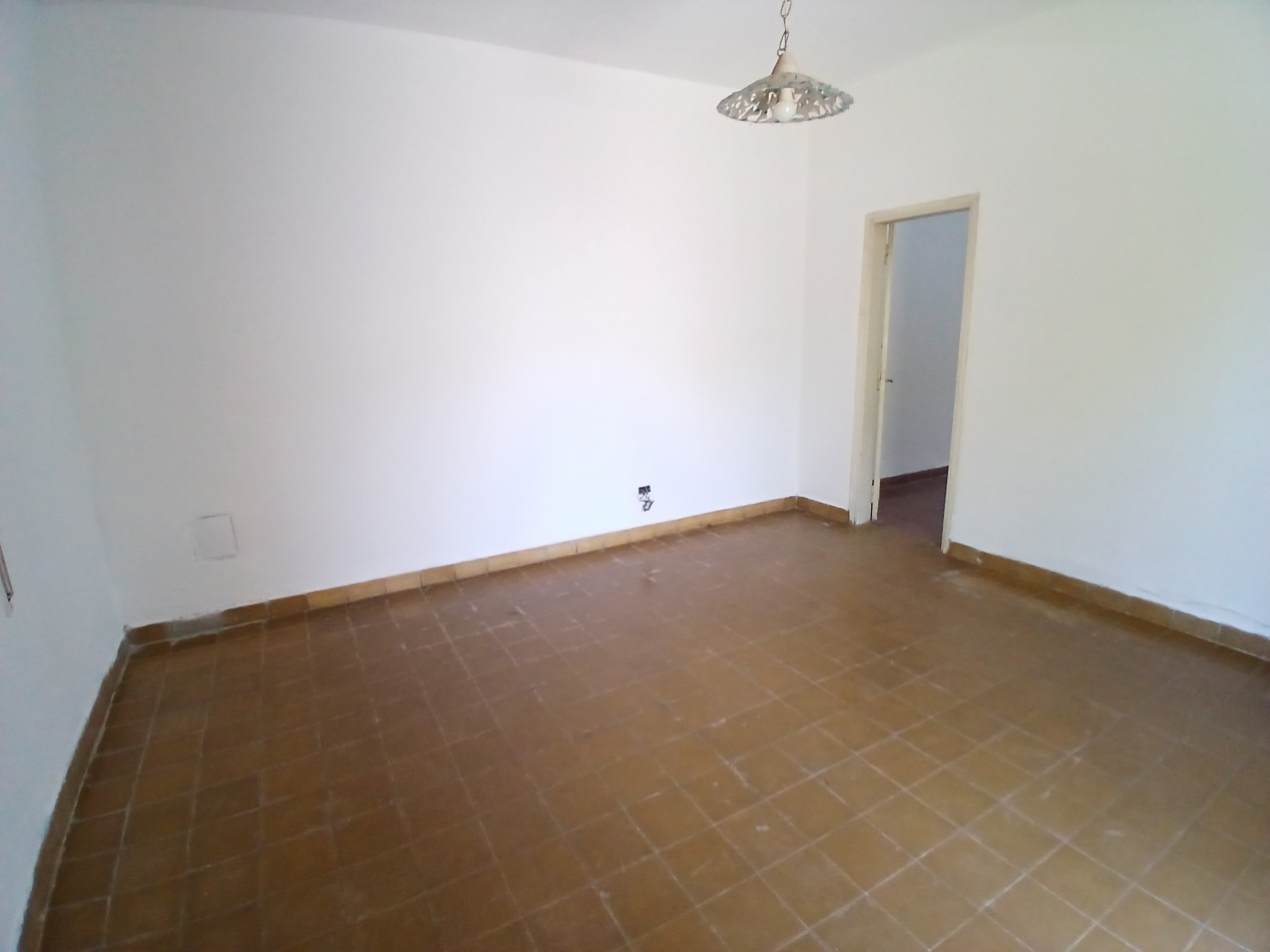B° CENTROAMERICA: VENDO CASA DE 2 DORMITORIOS PARA REMODELAR (MEJOR ZONA)