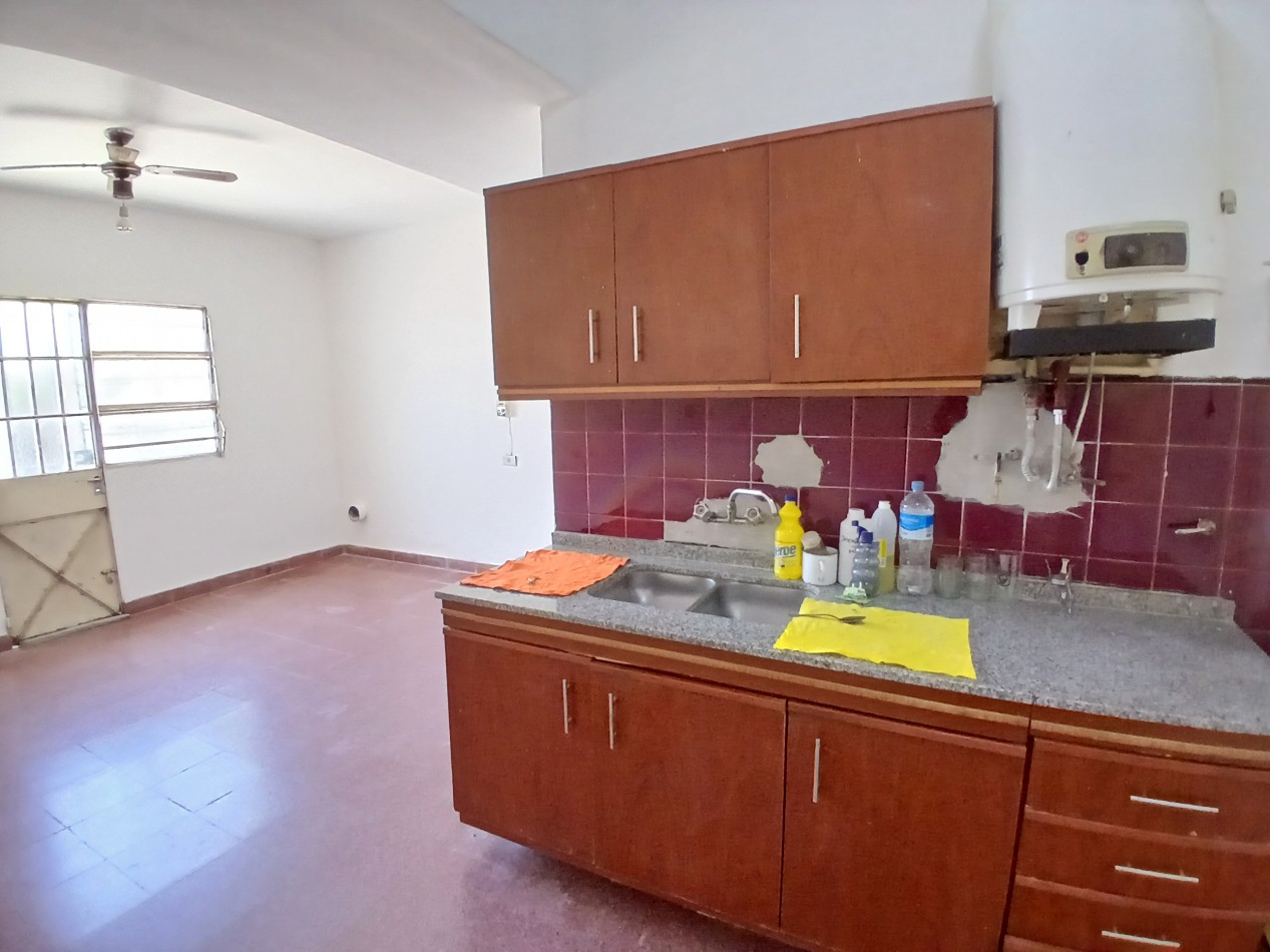 B° CENTROAMERICA: VENDO CASA DE 2 DORMITORIOS PARA REMODELAR (MEJOR ZONA)