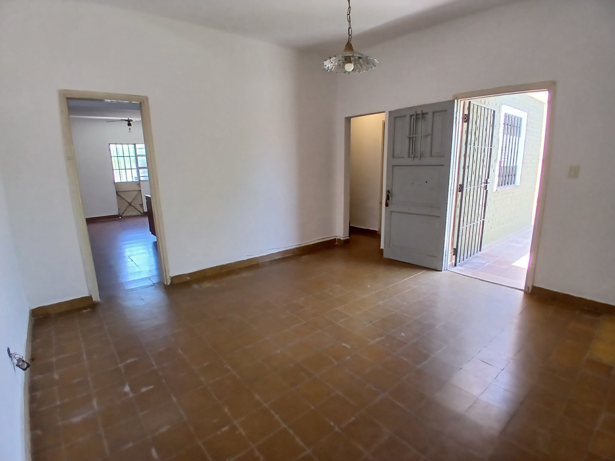 B° CENTROAMERICA: VENDO CASA DE 2 DORMITORIOS PARA REMODELAR (MEJOR ZONA)