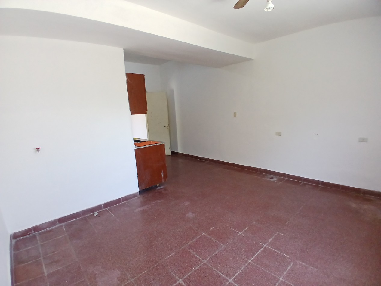 B° CENTROAMERICA: VENDO CASA DE 2 DORMITORIOS PARA REMODELAR (MEJOR ZONA)