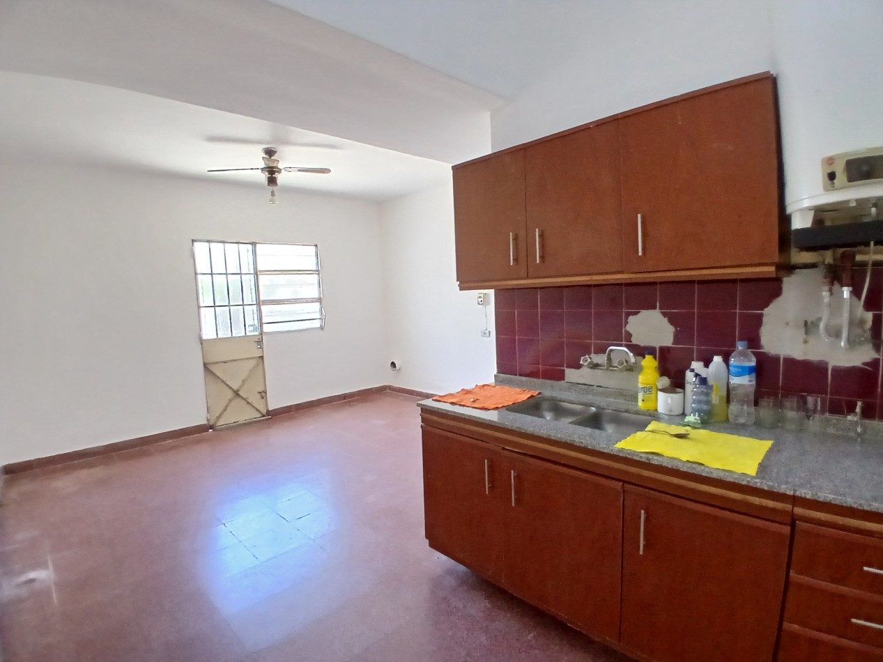 B° CENTROAMERICA: VENDO CASA DE 2 DORMITORIOS PARA REMODELAR (MEJOR ZONA)