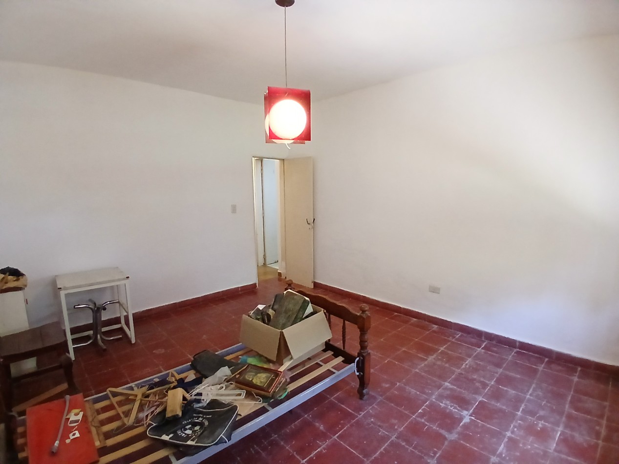 B° CENTROAMERICA: VENDO CASA DE 2 DORMITORIOS PARA REMODELAR (MEJOR ZONA)