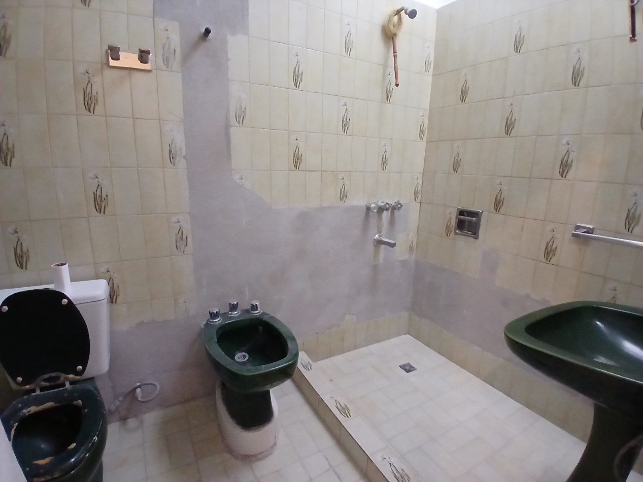B° CENTROAMERICA: VENDO CASA DE 2 DORMITORIOS PARA REMODELAR (MEJOR ZONA)