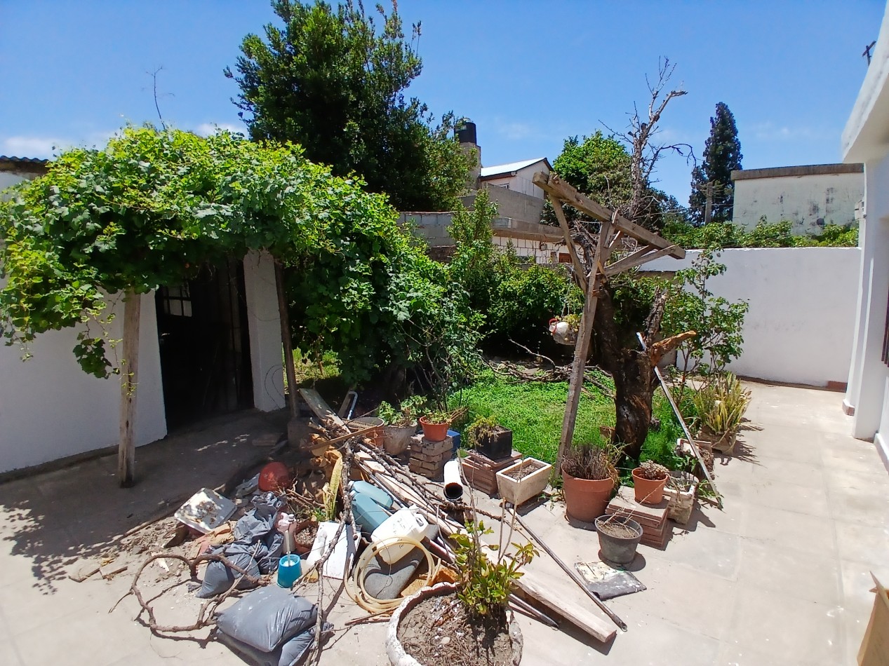 B° CENTROAMERICA: VENDO CASA DE 2 DORMITORIOS PARA REMODELAR (MEJOR ZONA)