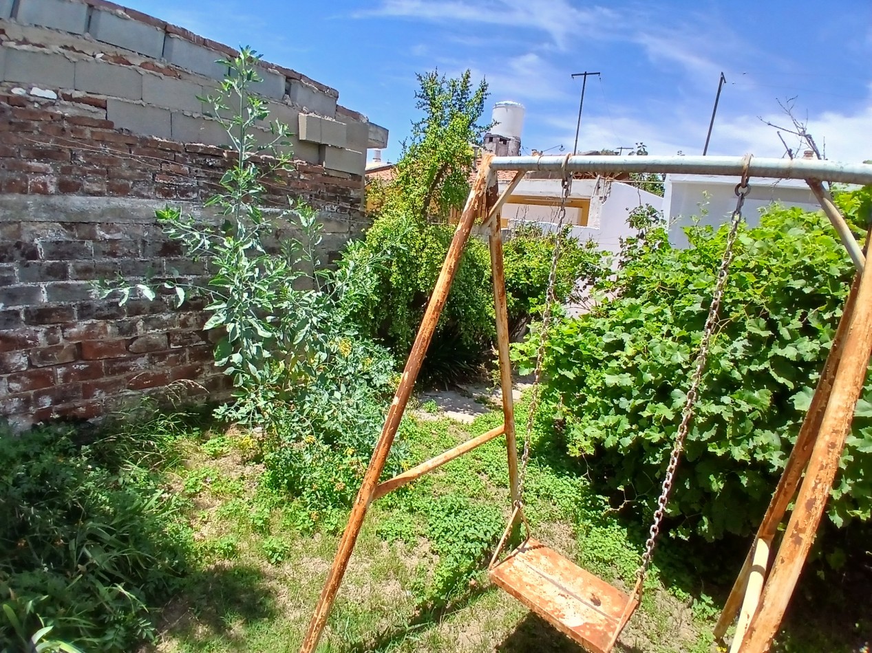 B° CENTROAMERICA: VENDO CASA DE 2 DORMITORIOS PARA REMODELAR (MEJOR ZONA)