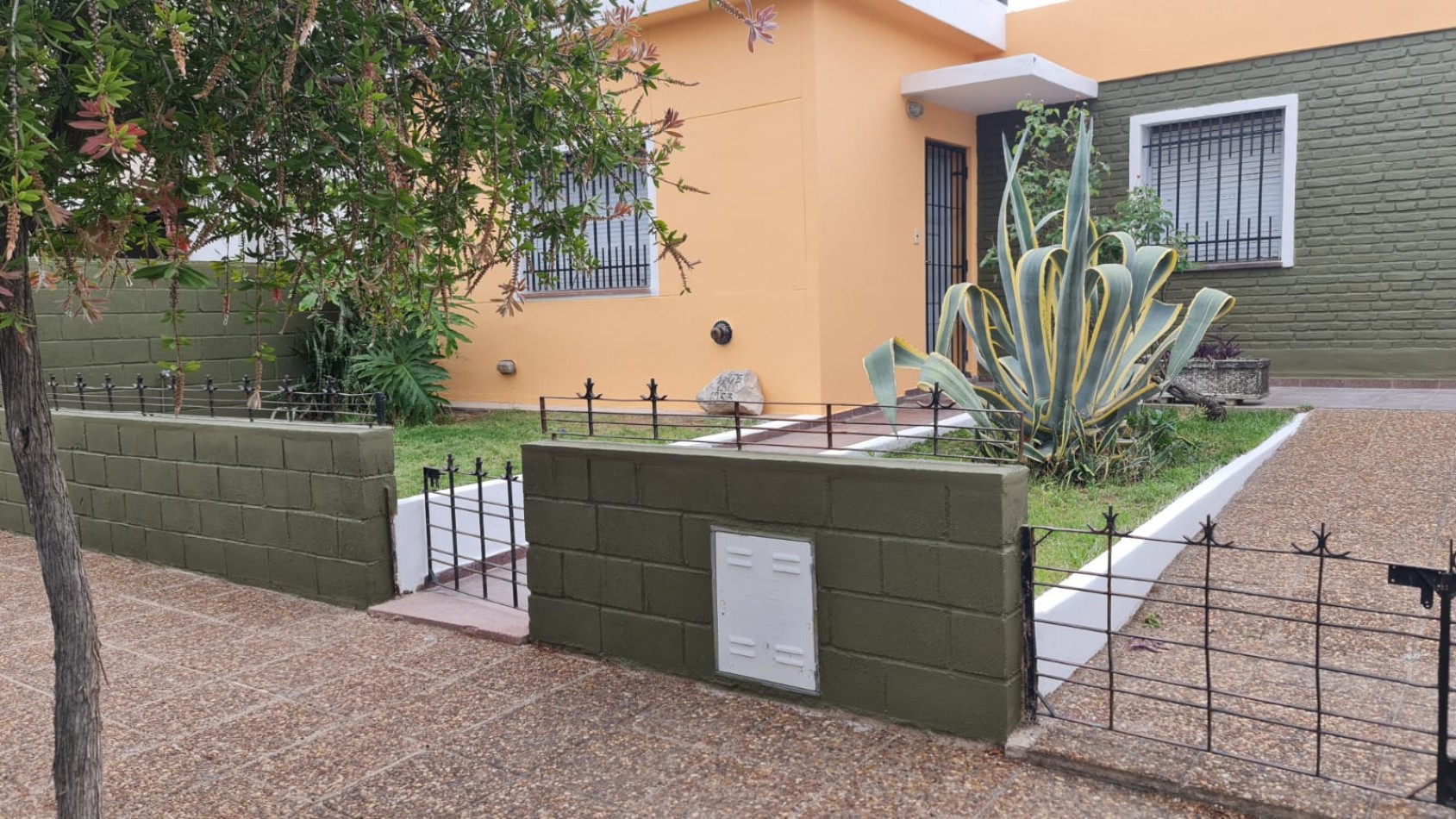 B° CENTROAMERICA: VENDO CASA DE 2 DORMITORIOS PARA REMODELAR (MEJOR ZONA)