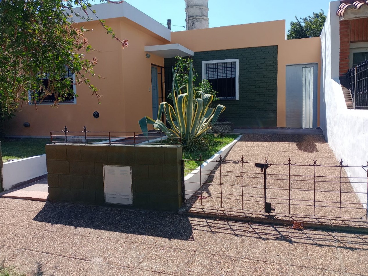 B° CENTROAMERICA: VENDO CASA DE 2 DORMITORIOS PARA REMODELAR (MEJOR ZONA)